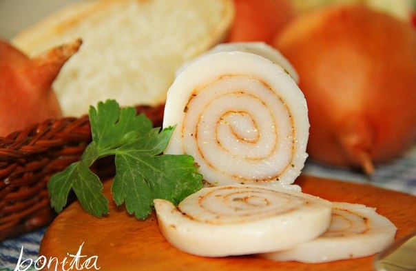 Рецепт приготовления рулета из сала. Блюдо получается неимоверно вкусным и очень оригинальным в пода