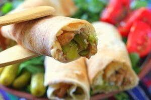 Шаурма с курицей и маринованными огурцами