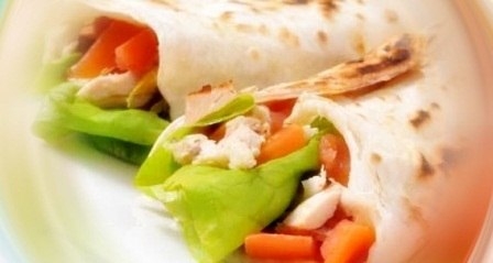 Холодный рулет из тонкого лаваша с курицей и морковью