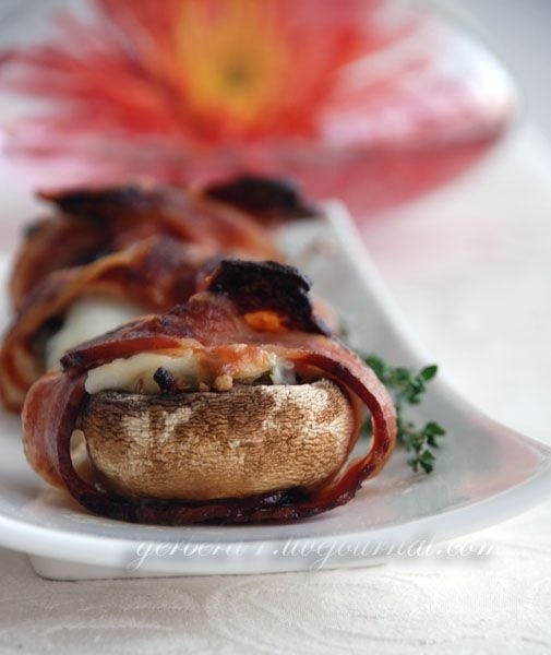 Грибы, фаршированные козьим сыром и грецкими орехами..