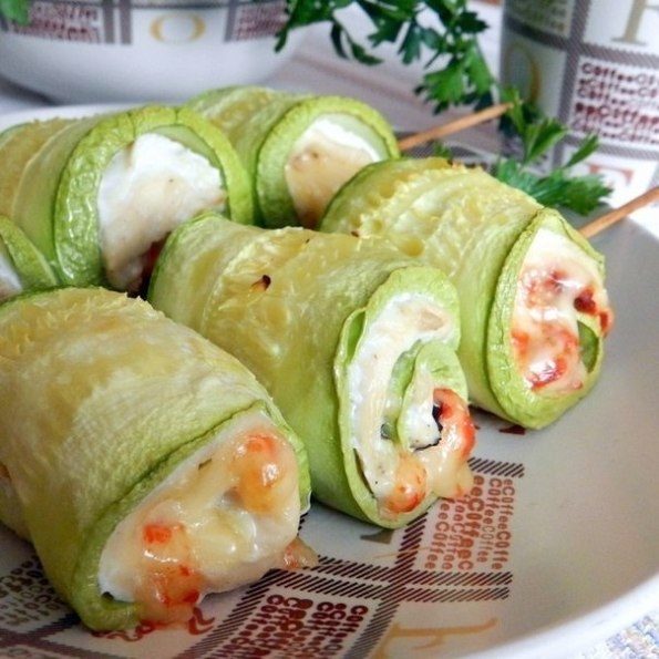 Рулетики из кабачка и курицы Рулетики из кабачка и курицы