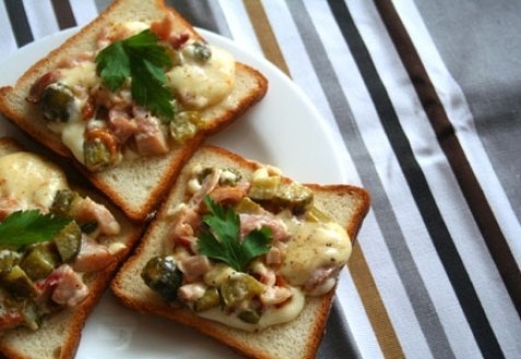 Горячие бутерброды с курицей и огурцами.