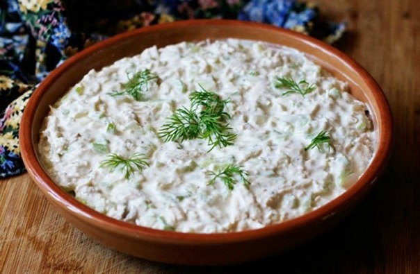 Куриный салат с сельдереем под йогуртовым соусом