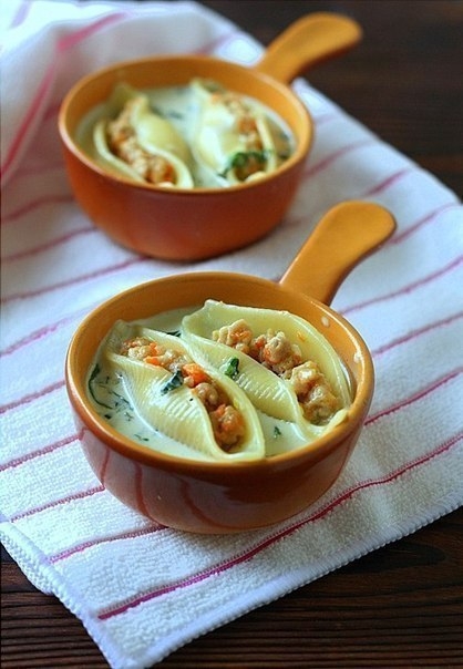 Ракушки фаршированные курицей в сырно - шпинатном соусе