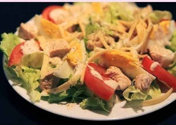 Классический салат цезарь - это вкусно, жирно, калорийно, дорого))