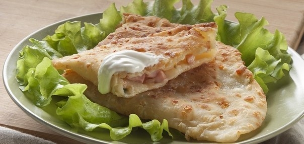 Быстрые лепешки с начинкой на сковороде