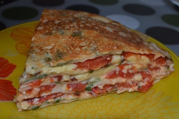 Быстрый закусочный блинный торт с помидорами и сыром
