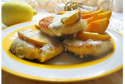 Воскресные сырники с персиками