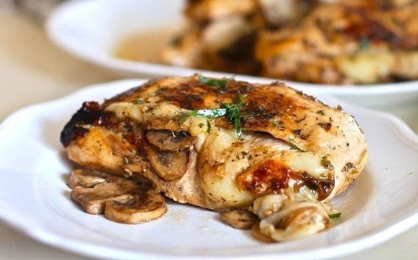 Вкуснейшая курочка, фаршированная грибами и сыром Вкуснейшая курочка, фаршированная грибами и сыром