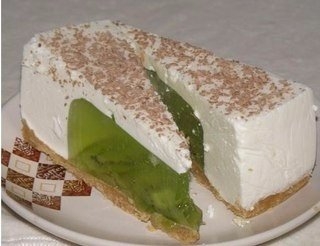 Желейный тортик из киви и сметаны без выпечки