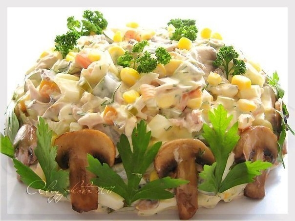 Салат с курицей,грибами и маринованными огурцами.