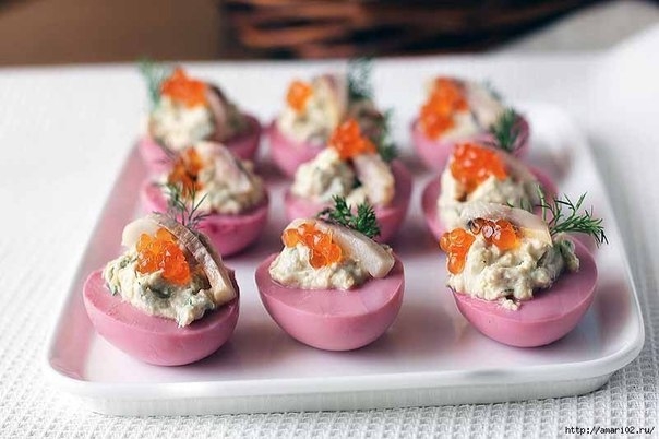 Вкусные и красивые фаршированные яйца.
