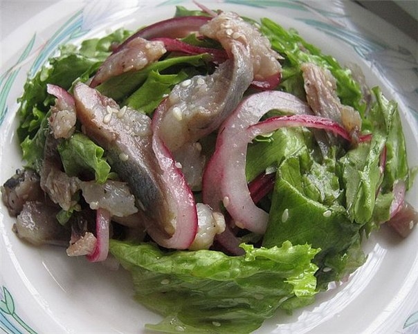 Салат из сельди с кунжутом и луком. Салат из сельди с кунжутом и луком.