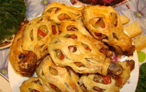 Куриные ножки со сладким перцем в слоенном тесте