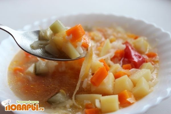 Рисовый суп с капустой, огурцами и помидорами