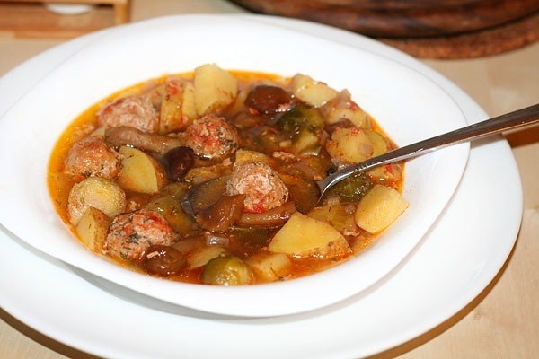 Фрикадельки с грибами и овощами в горшочках