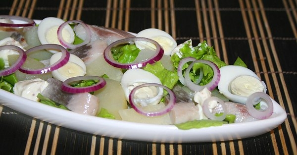 Закусочный салат с сельдью Закусочный салат с сельдью