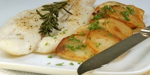 Жареная рыба с розмарином и чесноком Жареная рыба с розмарином и чесноком
