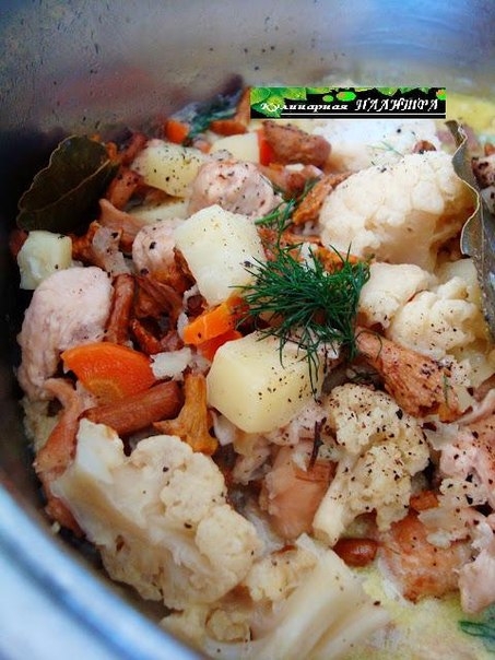 Курица тушеная с лисичками