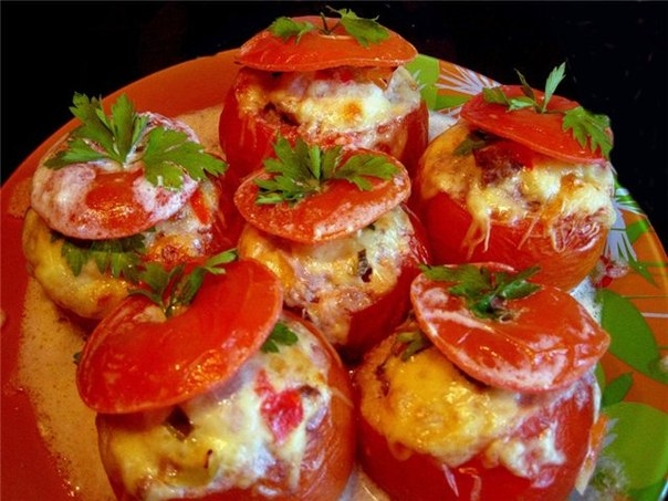 Помидоры, фаршированные яйцом и молодыми кабачками с зеленью