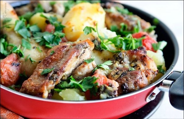 Картофель, запеченный с курицей и помидорами