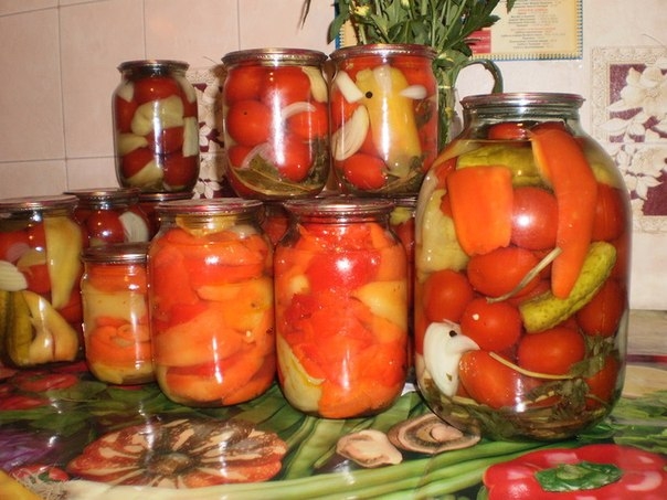 маринованный перчик и сладкие помидорки консервированные. маринованный перчик и сладкие помидорки консервированные.