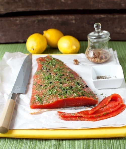 Лосось, маринованный в укропе c лимоном и коньяком