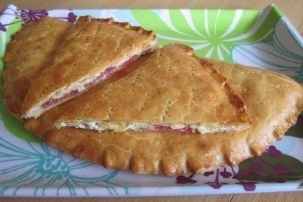 Пирог с творогом, сыром и салями (&laquo;Кальцоне&raquo;)
