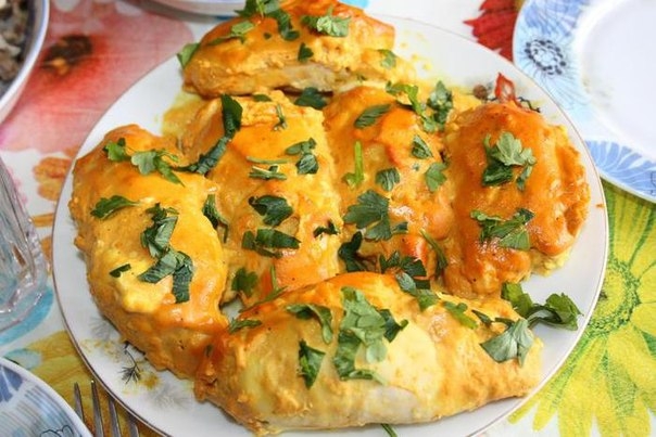 Куриная грудка с сыром,запеченная в сметанно-куркумном соусе