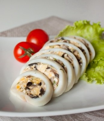 Кальмары фаршированные омлетом и шампиньонами