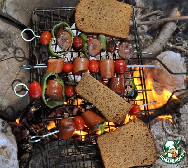 Ароматные колбаски для пикника с чесноком и сыром.