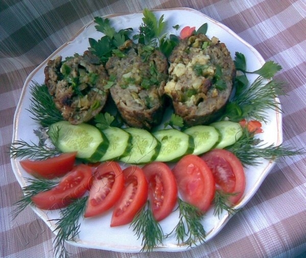 МЯСНОЙ РУЛЕТ С ЗЕЛЕНЬЮ И КОРНИШОНАМИ