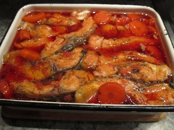 карп с овощами. карп с овощами.
