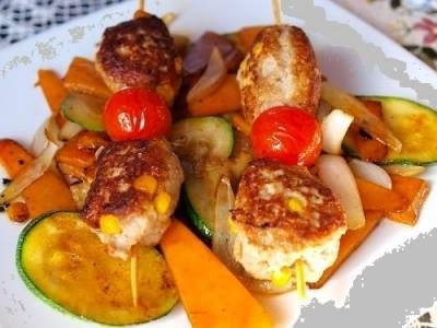 Котлетки на шпажках с салатом из свежих овощей