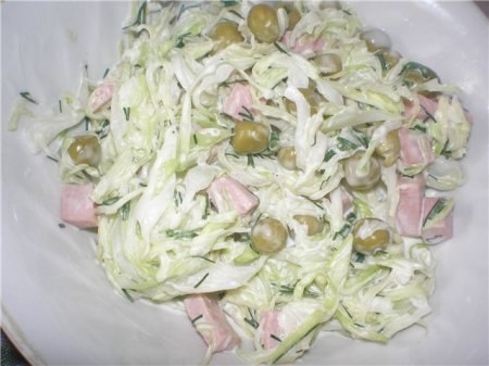 Капустный салат с горошком