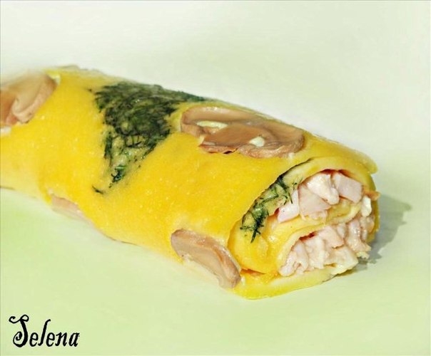 Закусочный рулет с грибами и курицей