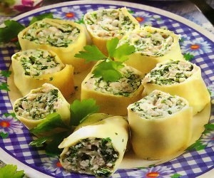 Сырный рулет с курицей &mdash; вкусный рецепт холодной закуски.