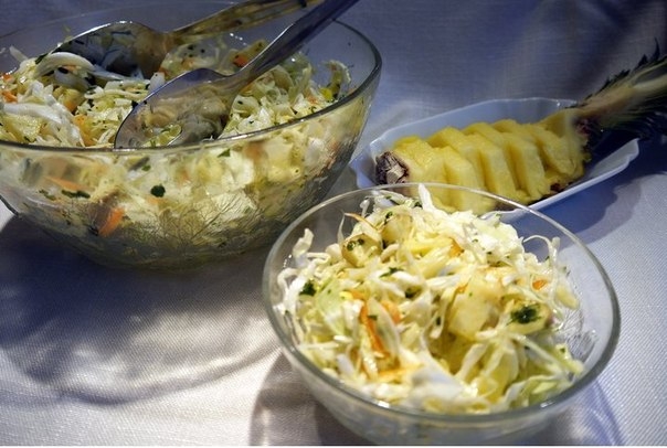 Капустный салат с ананасом, яблоком и морковью