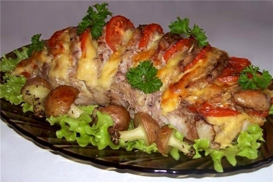 Свинина, запеченная "гармошкой" с картофельными грибочками