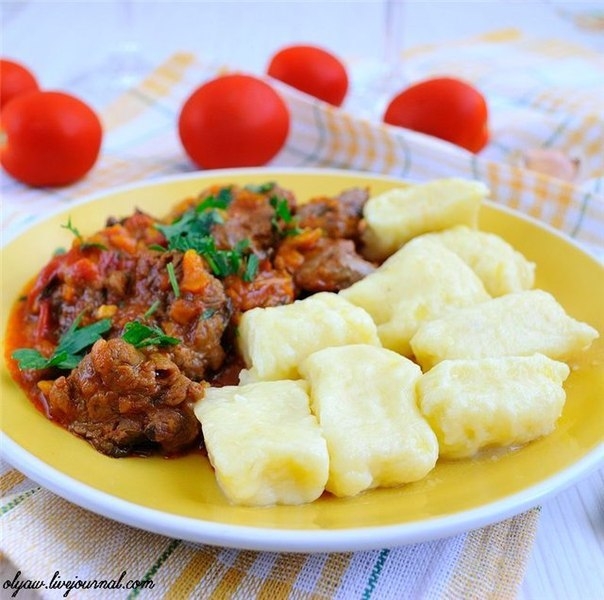Тушеное мясо с картофельными клецками. Тушеное мясо с картофельными клецками.