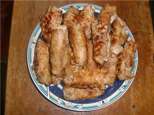 Мясо деликатесное - мясные рулетики с черносливом.