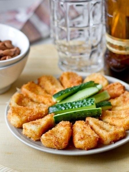 ЖАРЕНЫЙ СУЛУГУНИ В ХРУСТЯЩЕЙ СЫРНОЙ ПАНИРОВКЕ
