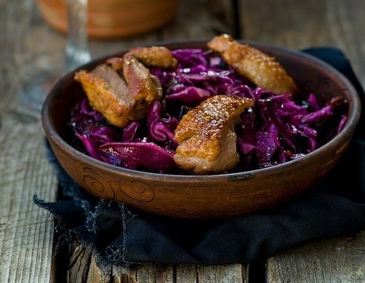 ТЕПЛЫЙ САЛАТ ИЗ КРАСНОЙ КАПУСТЫ С УТКОЙ