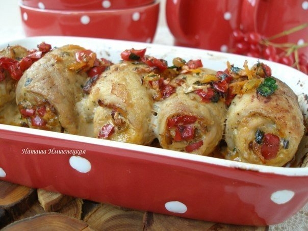 Мясные рулетики с начинкой из овощей.