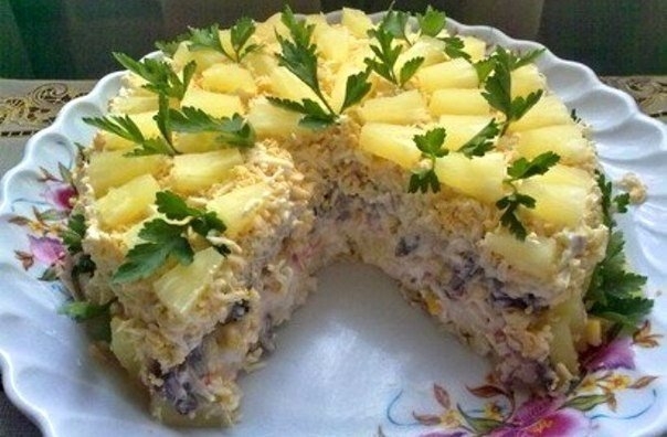 Слоеный торт-салат с ананасами Слоеный торт-салат с ананасами