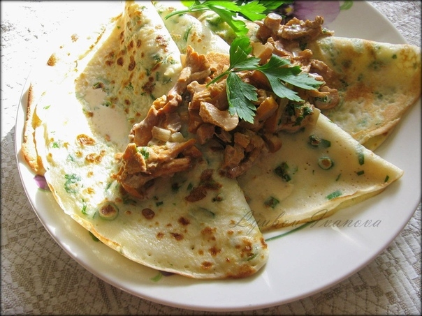 Пряные блинчики с соусом из лисичек