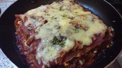 Мясная лазанья с брынзой и зеленью