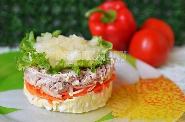 Праздничный салат с корейской морковкой, мясом и перепелиными яйцами