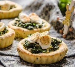 Творожные тарты со шпинатом и перепелиными яйцами