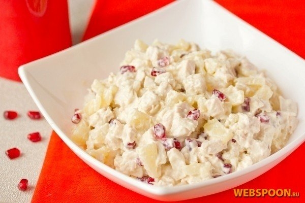 Салат с куриным филе, ананасом и гранатом